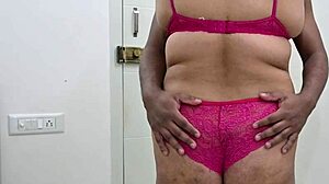 Crnkinja u bikini sa velikim sisama i dupetom daje mužu drkanje