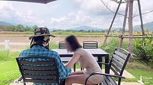 Pekerja kebun dan wanita cantik