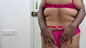 Crnkinja u bikini sa velikim sisama i dupetom daje mužu drkanje