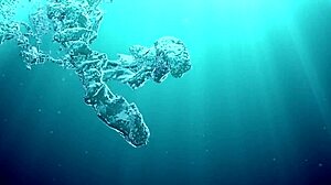 Irina Russaka se předvádí pod vodou v těsném oblečení