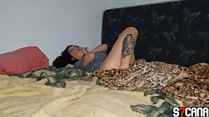 acordando a novinha branquinha com pica dura