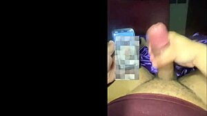 Batendo punheta na página do IG da vizinha