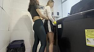 Vreau să-i trag jos șorturile prietenei mele bune și să-i bag degetele în pizda udă