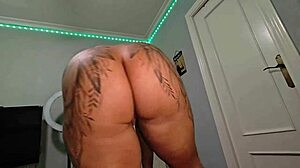 Horny MILF Rims Muscular Bodybuilder's Ass