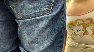 Latinska žena drazi električarja za skrivni tuš seks