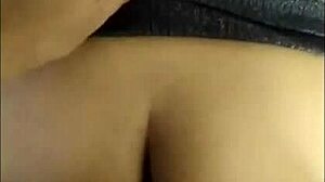 Pau Grande Gozando na Buceta Nova Rosinha Close-Up