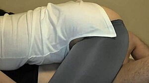 日本人妻が恋人をまたいで情熱的な騎乗位セックス