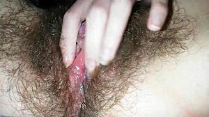 Closeup Memek Berbulu Klitoris Besar Basah Lendir
