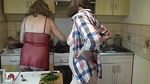 bu lezbiyen olgun kadın ve şirin kızı mutfakta iç çamaşırısız gördün mü?