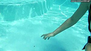 Horké kouření u bazénu!