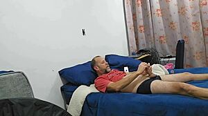 Humilhando o corno durante o sexo ate ele gozar