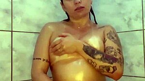 Assisti Ela Dançar E Depois Brincar Com O Cuzinho De Baixo Do Chuveiro