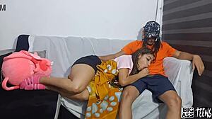 universitaria 18+ follada por tío en el sofá