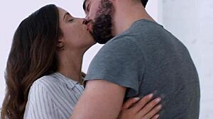 Brunetă naturală adolescentă 18+