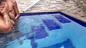 Magrinho Dotado Fudendo A Bbw Gostosa Na Piscina