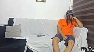 universitaria 18+ follada por tío en el sofá