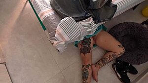 La senora del aseo no sabia que yo estaba en la casa y la grabé