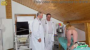 20-letna seksi blondinka Ariela Donovan dobi pregled svoje vzburjene pičke od dveh starih ginekologov