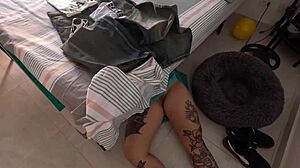 La senora del aseo no sabia que yo estaba en la casa y la grabé