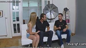 빈털터리 애인, 시시덕 친구가 전 여친 보지 박게 해서 현금 받았어