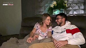 Noche de cine comienza con lamer culo y tragar en garganta profunda