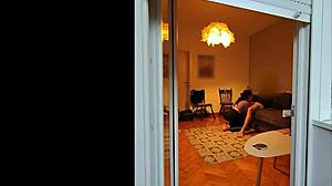 Nevlastná mama sleduje, ako žena cucá manželov chuj.