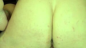 Deep creampie in pregnant milf