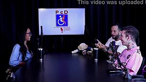 Morena gostosa sensualizes on stripper showing big beautiful tits