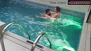 Levou mulher pro motel pra relaxar, ela brigava mas foda na piscina acalmou 😌