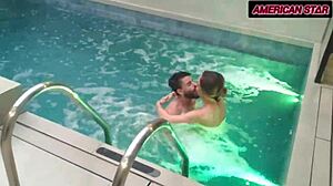 Levou mulher pro motel pra relaxar, ela brigava mas foda na piscina acalmou 😌