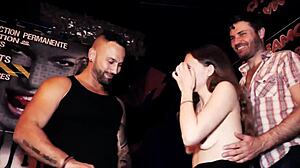 Lola Toma sus Primeras Dos Pollas