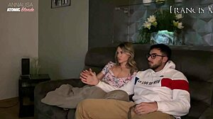 Noche de cine comienza con lamer culo y tragar en garganta profunda