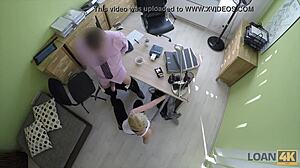 Blondýna česká teen vyměňuje blowjob za půjčku