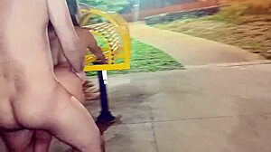 olha essa puta safada dando no meio da praça em público 😈