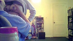 loris shows her tits in the living room