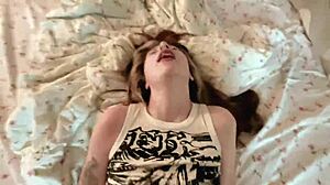 Kjæreste i håndjern tåler grov hardcore sex med venn som fører til orgasme