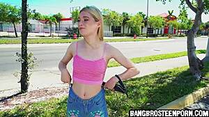 Милая блондинка тинейджерка 18+ прыгает в автобус для веселья 😏