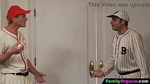 Dievčatá sa hrajú s otcami bejzbalistami v rodinnej orgii