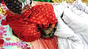 साक्षी की हॉट चूत साड़ी में गरमा गरम चुदाई और डर्टी टॉक के साथ।