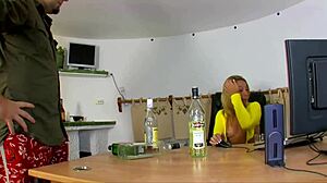 Check out the secretary's ass 😏