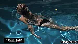 Vixenplus Lena Paul dosahuje limitu ve skupinovém FFM prsa šukání