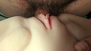 Она трахает свою большую бритую пизду в свободное время