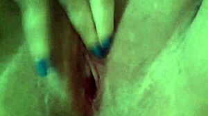 Mit meiner dicken saftigen Fotze versaut spielen