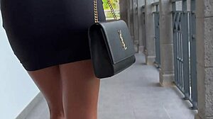 Soseda nas zaloti v dvigalu in začne javni seks