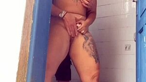 a patroa pediu pro pedreiro olhar a descarga s� pra ficar sozinha com ele no banheiro ela ficou soltinha