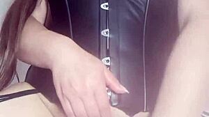 Moja mačeha je moja kurba, pustim ji denar in ona masturbira, kričeč moje ime 😘