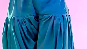 18 year indian girl video leaked showing her sexy body to boyfriend.