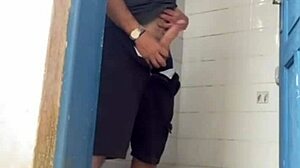 a patroa pediu pro pedreiro olhar a descarga s� pra ficar sozinha com ele no banheiro ela ficou soltinha