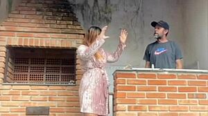 a patroa pediu pro pedreiro olhar a descarga s� pra ficar sozinha com ele no banheiro ela ficou soltinha