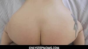 peeking at stepmommy and fucking her pussy 😏